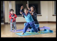Twist and Turn Tots Faceți-vă copiii în mișcare cu exerciții distractive de flexibilitate